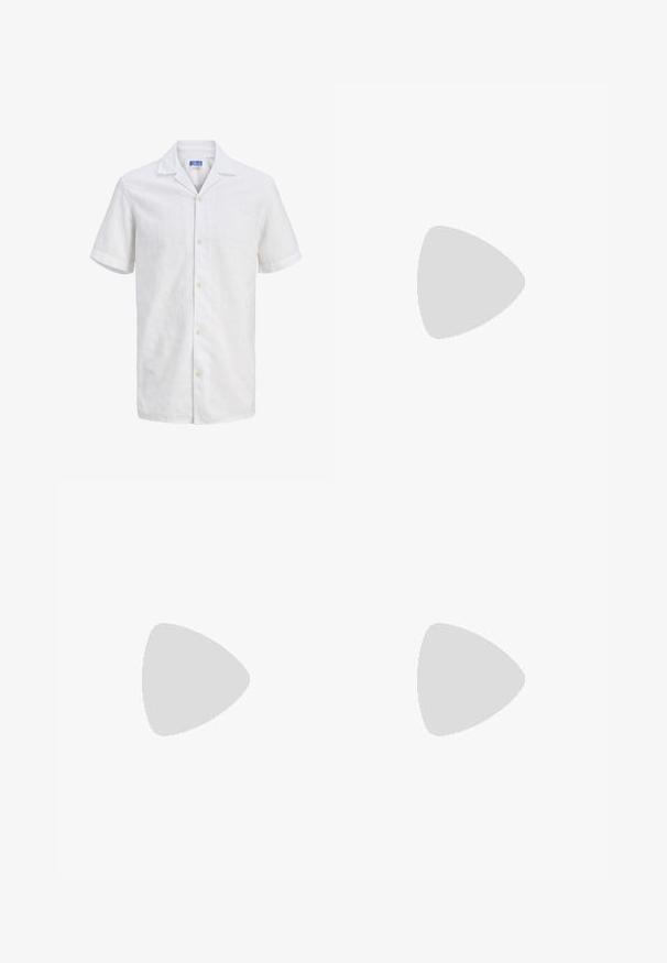 Chemise blanche à manches courtes, col à revers, boutons clairs et motif texturé subtil, présentée sur un fond uni.; Short pour homme de couleur kaki clair avec fermeture à bouton et à glissière, passants pour ceinture et ourlets retroussés, présenté sur un fond blanc uni.; Baskets en cuir blanc avec une coque beige et une semelle en caoutchouc marron clair. Dotées de lacets blancs plats et d'un logo embossé sur le côté.; Lunettes de soleil carrées écaille de tortue avec verres marron et fines accents en métal doré, présentées sur une surface blanche.