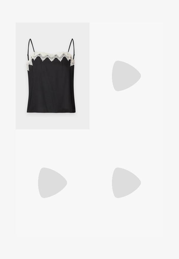 Camisole noire à fines bretelles, ornée d'une bordure en dentelle blanche festonnée le long du décolleté. Tissu lisse avec une coupe ample.; Pantalon noir à jambes larges avec taille haute et plis à l'avant, conçu pour une coupe ample et fluide.; Chaussures à talons noires avec une bride, à bout pointu, finition mate lisse et talon fin brillant. Sangle ajustable avec petit détail de boucle.; Petit sac à main noir brillant avec deux longues anses et des détails à cordon sur les côtés sur un fond clair uni.