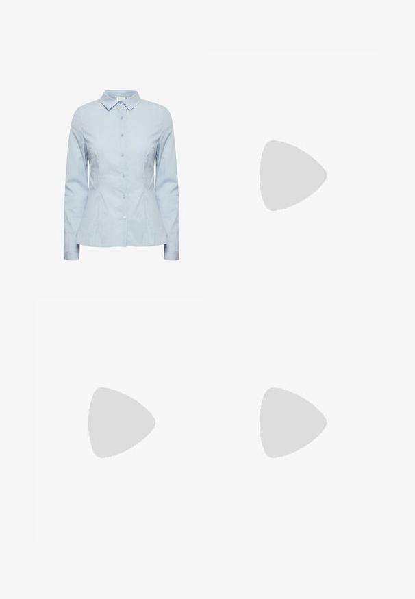 Chemise cintrée bleu clair à manches longues avec boutons, col pointu et coutures princesse sur fond blanc.; Pantalon tailleur bleu marine avec plis, coupe droite, fabriqué en tissu léger. Dispose d'une taille avec passants de ceinture.; Chaussure slingback en cuir verni noir avec un petit talon bloc et une fine bride avec une boucle argentée sur le dessus.; Petit sac à main noir brillant avec deux longues anses et des détails à cordon sur les côtés sur un fond clair uni.