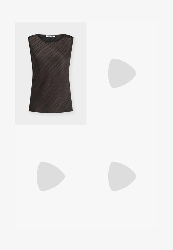 Haut sans manches marron foncé avec des rayures noires diagonales, col rond et étiquette de la marque à l'intérieur du col.; Pantalon marron foncé à jambes larges avec plis et passants pour ceinture, doté d'une fermeture éclair avant et d'un ourlet net sur un fond uni.; Escarpins en cuir verni noir avec un bout pointu et un petit talon carré. Sangle réglable à la cheville avec boucle.; Sac à main rectangulaire noir avec deux longues bandoulières, détail anneau doré et fermeture éclair sur un fond clair uni.