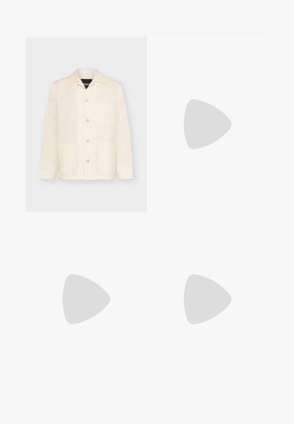 Veste crème à boutons avec un col et trois poches avant, présentée sur un fond clair uni.; Pantalons taillés noirs en tissu lisse, avec une coupe droite, une fermeture à bouton et des plis sur le devant pour plus de structure.; Mocassins en cuir noir avec une finition lisse, un bout rond, une sangle décorative et un design minimaliste. Présentent un petit talon carré.; Ceinture en cuir marron foncé avec une boucle rectangulaire en argent, enroulée et placée sur un fond clair et neutre.