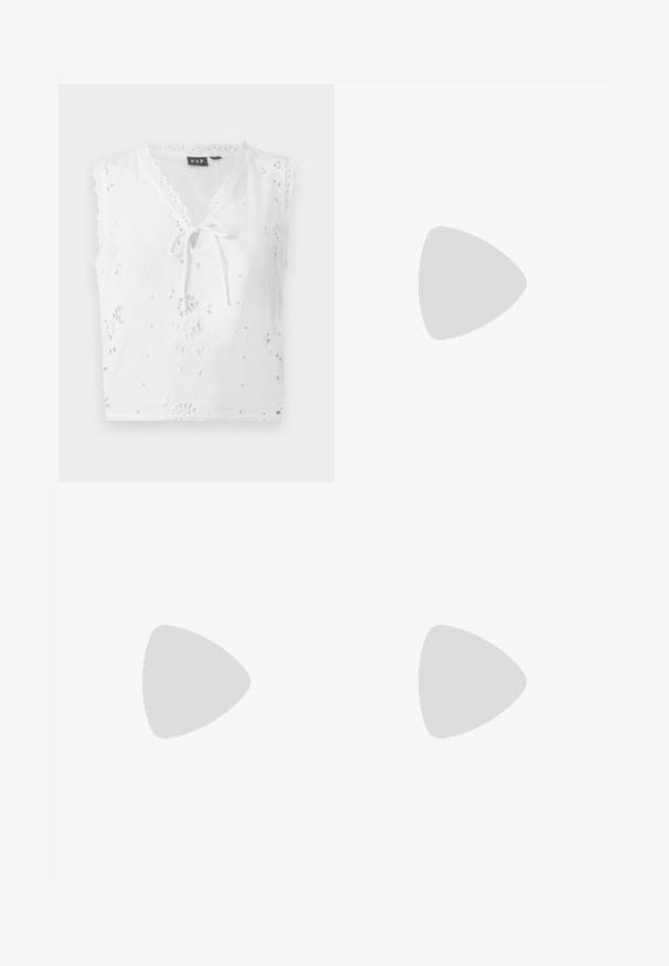 Blouse blanche sans manches avec broderie ajourée, bords festonnés, col en V et détail de nouage à l'avant.; Short en lin crème taille haute avec plis devant, poches latérales, passants de ceinture et fermeture par bouton.; Sandales plates noires avec des sangles fines et texturées, au design minimaliste. La semelle est lisse et la forme globale est élégante et discrète.; Sac à main en cuir noir de forme arrondie, décoré de clous argentés et équipé d'une poignée courte. Texture lisse et fermeture éclair.