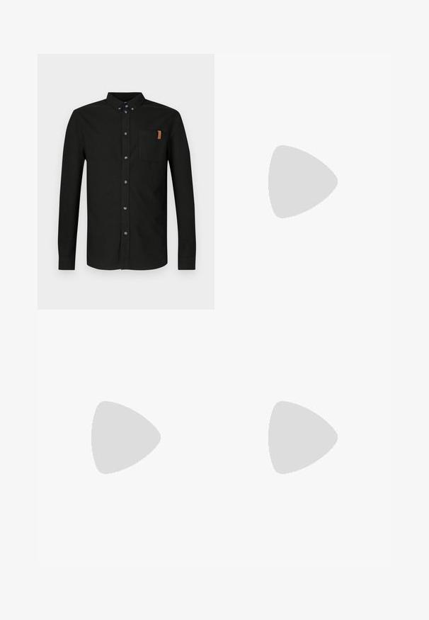 Chemise noire à manches longues en coton, avec une patte de boutonnage sur le devant, une poche poitrine avec un accent beige, et des boutons bleus.; Pantalon marron ajusté pour homme avec fermeture à boutons et zip sur le devant, passants de ceinture et poches latérales, présenté à plat sur fond blanc.; Baskets en daim beige avec semelles en caoutchouc blanc, bout rond et six œillets pour les lacets. Texture lisse avec un design minimaliste.; Ceinture en suède marron avec une boucle en métal argenté et des détails de coutures linéaires. La ceinture est plate et a une largeur et une forme classiques.