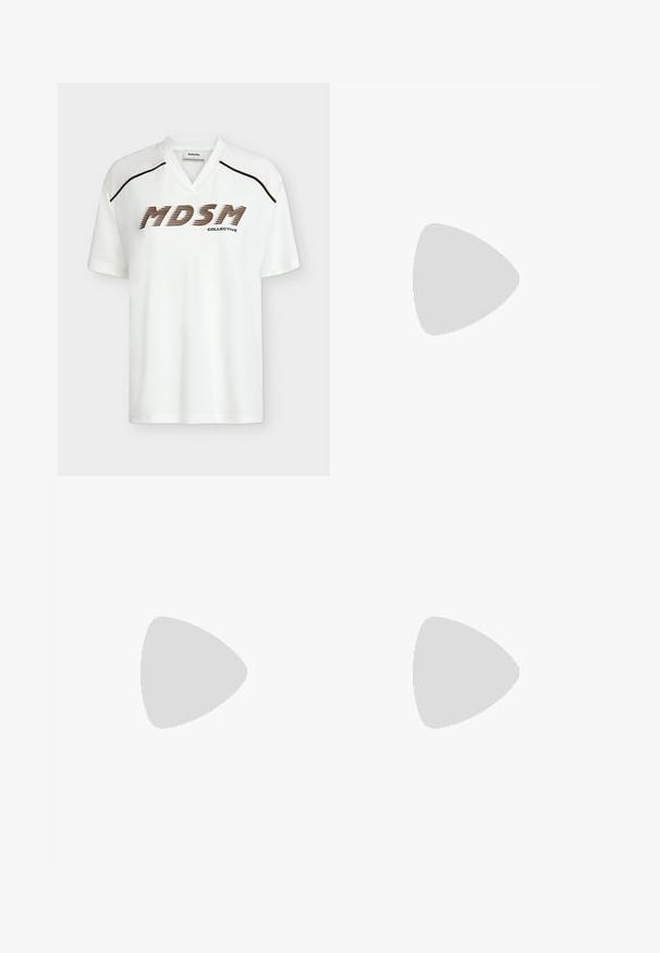 Λευκό κοντομάνικο T-shirt με V λαιμόκοψη, καφέ γαζιά στους ώμους και το κείμενο «MDSM Collective» με έντονη καφέ γραμματοσειρά μπροστά.; Καφέ παντελόνι με φαρδιά μπατζάκια και λευκές πουά, με ελαστική μέση και κορδόνι, παρουσιάζεται σε απλό ανοιχτό φόντο.; Γκρι επίπεδο παπούτσι με στρογγυλή μύτη, διακοσμημένο με μεταλλικά τρουκς, και πλευρική ταινία με λεπτομέρεια ασημένιου κλειδώματος. Λείος υφή.; Κρεμ σατέν τσάντα ώμου με δύο μαύρους πλεγμένους κόμπους στο λουρί και ορατό φερμουάρ.