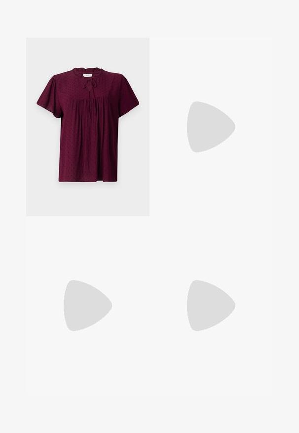 Blouse bourgogne avec des manches courtes bouffantes, tissu texturé avec un subtil motif à pois, devant plissé et détail de col noué.; ONLY Wide-fit ONLMADISON High waist Wide Leg Fit - Wide Leg - ecru; Jambes portant des leggings côtelés foncés associés à des ballerines noires avec de petits détails en nœud sur fond blanc.; Petit sac à main noir brillant avec deux longues anses et des détails à cordon sur les côtés sur un fond clair uni.