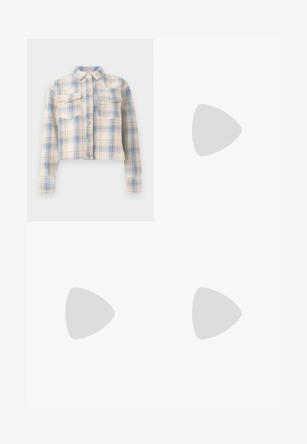 Chemise courte boutonnée avec manches longues et poches à rabat sur la poitrine, présentant un motif à carreaux beige, bleu et marron clair.; Mini-jupe en jean bleu clair avec poches avant, passants pour ceinture et ceinture en jean assortie avec une boucle carrée argentée.; Botte de cowboy en cuir marron avec un bout pointu, des coutures décoratives sur la tige et un talon bas empilé. Texture lisse et design courbé.; Petit sac à main noir brillant avec deux longues anses et des détails à cordon sur les côtés sur un fond clair uni.