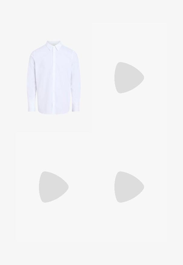 Hvid, langærmet skjorte med knapper, klassisk krave, lavet af glat stof, med knapstolpe foran og afrundet kant.; Grå denim jeans med en udvidet ben-design, der har en let falmet finish, fem lommer og en frontknaplukning.; Sort læder herresko med glat overflade, spids tå, seks snørrehuller og lav, rektangulær hæl. Diskret brandingdetalje på siden.; Sort læderbælte snoet med sølvfarvet rektangulært metalspænde graveret med "BOSS" på en lysegrå baggrund.