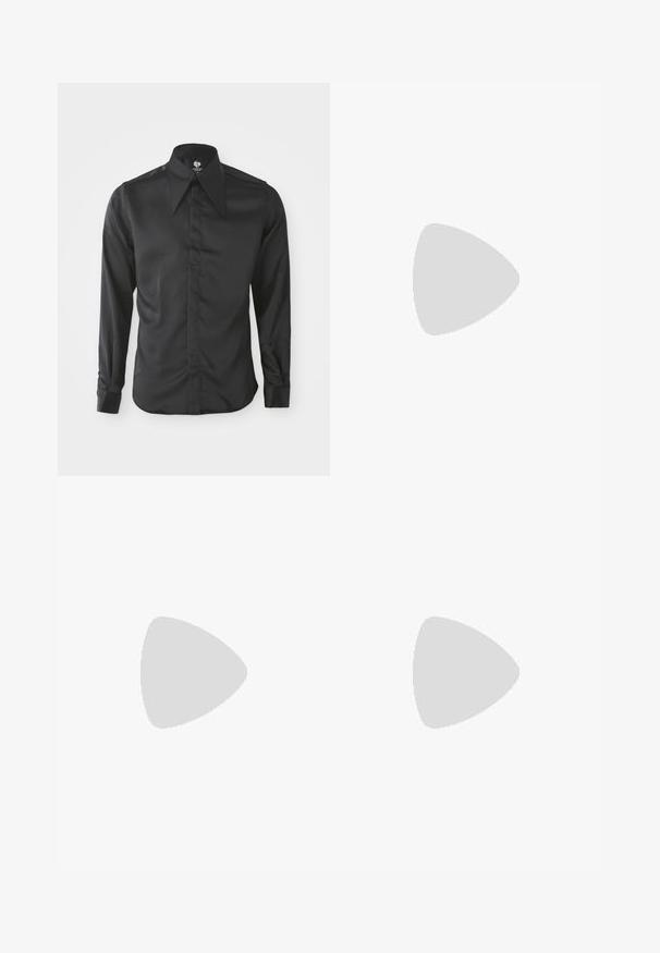 Chemise noire à manches longues en tissu lisse. Dotée d'un col pointu, d'une fermeture à boutons sur le devant et de manches ajustées avec des poignets à boutons.; Pantalons larges, gris foncé, avec un motif à carreaux, confectionnés dans un tissu texturé. Dotés d'une fermeture à bouton et de deux poches latérales.; Mocassins en cuir noir avec un bout arrondi, un design à enfiler et une semelle en caoutchouc épaisse avec une texture antidérapante. Talon surélevé et détails de surpiqûre subtils.; Ceinture en cuir noir avec une boucle en métal argenté brillant, présentant une texture lisse et un design minimaliste. L'intérieur est beige.