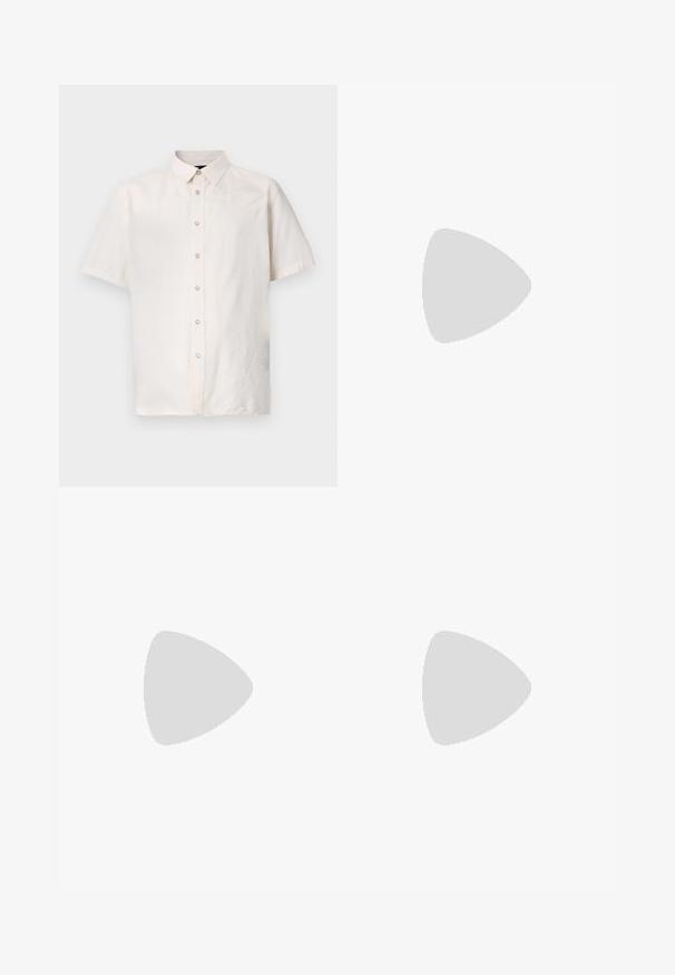 Chemise à manches courtes en tissu beige clair, dotée d'un devant boutonné, d'un col modeste et de détails de couture simples sur les côtés.; Pantalons tailleur noirs avec une coupe droite, comprenant une fermeture à boutons et des passants de ceinture. Texture lisse avec un minimum de détails.; Mocassin en cuir noir avec un bout arrondi, des coutures subtiles et un talon bas, présentant une texture lisse et un design minimaliste.; Serviette rectangulaire en cuir noir texturé avec double poignée, poche avant zippée et bandoulière réglable présentée sur fond blanc.