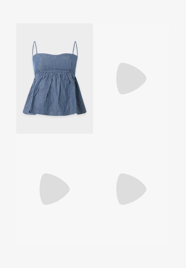 Haut sans manches à rayures verticales bleues et blanches avec fines bretelles et taille froncée, créant un ourlet évasé.; Pantalon bleu marine à jambe large, taille élastique et cordon, vu de face sur fond uni clair.; Jambes portant des leggings côtelés foncés associés à des ballerines noires avec de petits détails en nœud sur fond blanc.; Petit sac à main noir brillant avec deux longues anses et des détails à cordon sur les côtés sur un fond clair uni.