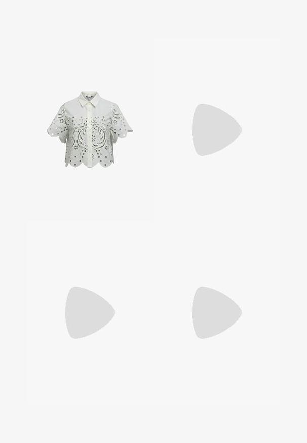 Blouse blanche à manches courtes, boutonnée, ornée de motifs floraux ajourés et de bords festonnés aux manches et à l’ourlet.; Jupe mini à carreaux avec des couleurs marine, noire et blanche. Dotée de plis et d'une texture lisse. Fermeture éclair sur le côté.; Jambes portant des leggings côtelés foncés associés à des ballerines noires avec de petits détails en nœud sur fond blanc.; Petit sac à main noir brillant avec deux longues anses et des détails à cordon sur les côtés sur un fond clair uni.