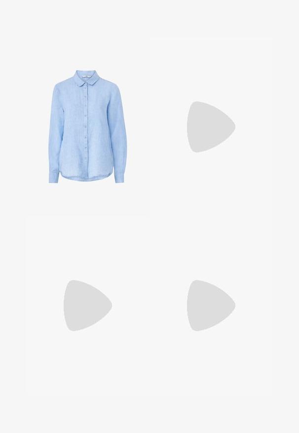 Chemise en lin bleu clair avec un boutonnage à l'avant, col pointu, manches longues et ourlet arrondi. Présente un tissu doux et texturé.; Pantalon large en lin beige clair avec taille élastique et cordon de serrage, vue de face sur fond blanc.; Sandales compensées beiges avec une tige en textile, des brides croisées, une plate-forme en jute tissé et une sangle de cheville ajustable. Semelle lisse.; Sac cabas tissé beige avec motif en maille ajourée, fond solide, deux bretelles et petite fermeture ronde par bouton en haut au centre.