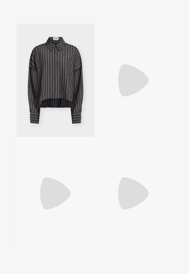 Chemise bleu marine à manches longues avec des rayures beiges verticales, col classique, poignets boutonnés et ourlet légèrement arrondi.; Pantalon beige à jambes larges avec taille élastique et plis à l'avant, fabriqué en tissu lisse et brillant.; Mocassins en cuir noir avec un bout arrondi, des coutures décoratives et un petit accent doré sur le dessus. Semelle en caoutchouc plate, design épuré.; Sac à main en cuir crème avec rabat incurvé, fermoir circulaire en argent et poignée courte sur le dessus, sur fond blanc uni.