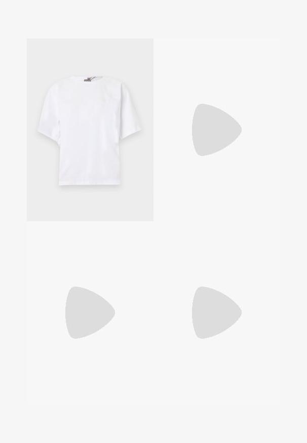 T-shirt blanc à manches courtes, col rond, coupe décontractée avec un détail discret froncé sur les côtés, présenté sur un fond clair.; Pantalon large marron clair avec taille élastique et cordon noué, avec plis à l'avant et poches latérales.; Mules slip-on en cuir bordeaux avec un bout pointu, un dos ouvert et un accent de talon rembourré. Texture lisse et design minimaliste.; Sac à main en cuir violet foncé en forme de croissant avec fermeture éclair dorée, bandoulière amovible et logo doré "LANCEL PARIS" à l'avant.