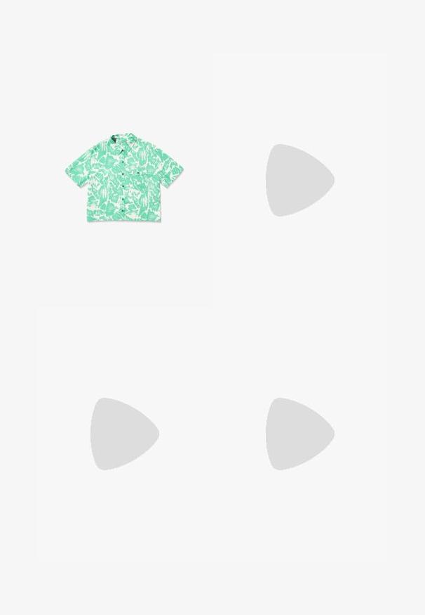 Chemise à manches courtes verte avec des motifs abstraits blancs, fermeture à boutons sur le devant et une poche sur la poitrine ; fabriquée en tissu léger.; Pantalons larges bleu foncé en coton avec taille haute, présentant des coutures blanches contrastantes et un design épuré et simple.; Baskets noires en daim et toile, avec un bout rond, un design à lacets plats et une semelle épaisse en caoutchouc avec une subtile branding.; Ceinture en cuir noir au toucher lisse, boucle en métal argenté de forme ovale et plusieurs trous d'ajustement le long de la sangle. Design plat et minimal.