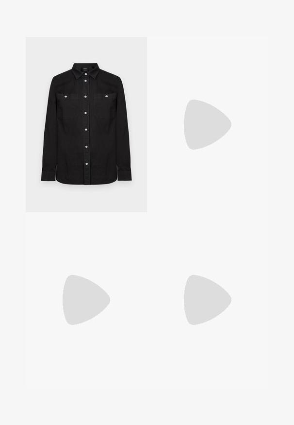 Chemise noire à manches longues avec col pointu et deux poches poitrine à l'avant, chacune fermée par un bouton blanc.; Jeans en denim bleu clair avec une coupe droite, dotés d'une taille en suède marron, de poches avant et d'une fermeture éclair.; Baskets basses en cuir marron foncé avec lacets noirs, semelle épaisse et languette beige au talon sur fond clair uni.; Sac banane en tissu marron foncé avec poche zippée en diagonale et petit logo blanc sur le devant, sur un fond clair uni.