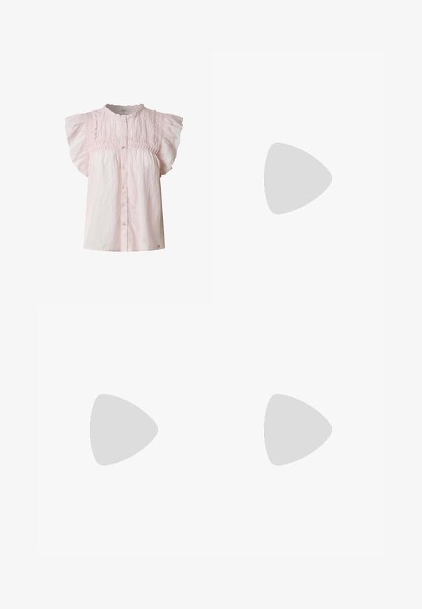 Lichtroze blouse met korte pofmouwen, smock-borstvoorkant, ronde halslijn en knoopsluiting aan de voorkant. Gemaakt van lichte stof met een zachte textuur.; Marineblauwe minirok met brede geplooide tailleband en gelaagde ruches bovenaan.; Benen met donkere geribbelde leggings gecombineerd met zwarte ballerina's met kleine strikdetails op een witte achtergrond.; Bourgondische handtas van glanzend materiaal, rechthoekige vorm, met twee schouderbanden en subtiele gebogen accenten aan de voorkant.