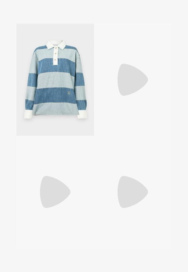 Chemise en denim avec des rayures horizontales de différentes nuances de bleu, dotée d'un col blanc et d'une patte de boutonnage à trois boutons. Logo brodé à l'ourlet.; Jeans évasés bleus en denim, dotés d'une taille haute, de cinq poches et d'un léger effet d'usure près des coutures.; Ballerines en cuir noir avec un bout rond, texture lisse, détails de couture minimalistes et design de semelle flexible.; Pochette en cuir marron avec un fermoir à boule en argent et un petit détail en chaîne argentée sur fond blanc.