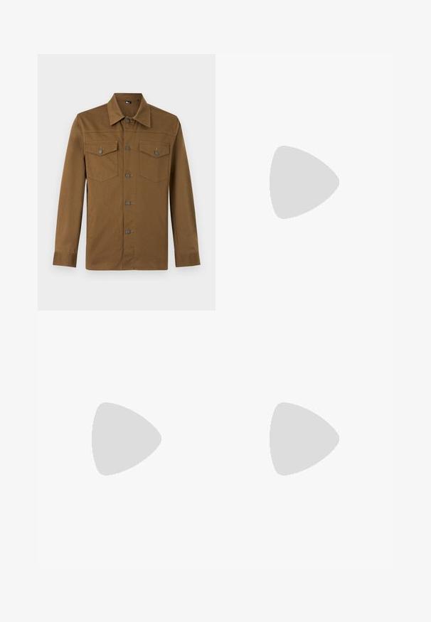 Chemise marron à manches longues avec col pointu et deux poches poitrine boutonnées, présentée sur fond clair uni.; Jean noir à jambe droite avec des plis décolorés sur les cuisses, bouton avant, braguette zippée et design à cinq poches.; Des mocassins en cuir noir présentent un bout arrondi, des détails cousus et un petit accent doré à l'avant. La semelle est plate et discrète.; Ceinture jaune avec des marques noires de ruban à mesurer et une boucle dorée de la marque Moschino, enroulée sur une surface blanche.