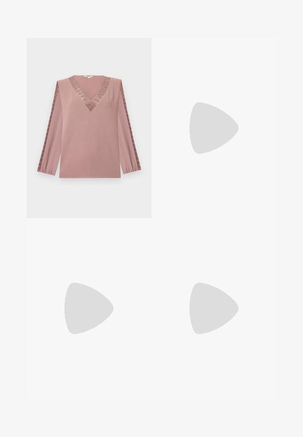 Haut à manches longues couleur rose poudré, équipé d'un profond décolleté en V et d'un bord en dentelle décorative le long des manches. Confectionné dans un tissu doux et texturé.; Jean bleu en denim taille haute, évasé, avec coutures surpiquées, deux poches avant et une fermeture à bouton. Texture douce, longueur standard.; Jambes portant des leggings côtelés foncés associés à des ballerines noires avec de petits détails en nœud sur fond blanc.; Petit sac à main noir brillant avec deux longues anses et des détails à cordon sur les côtés sur un fond clair uni.