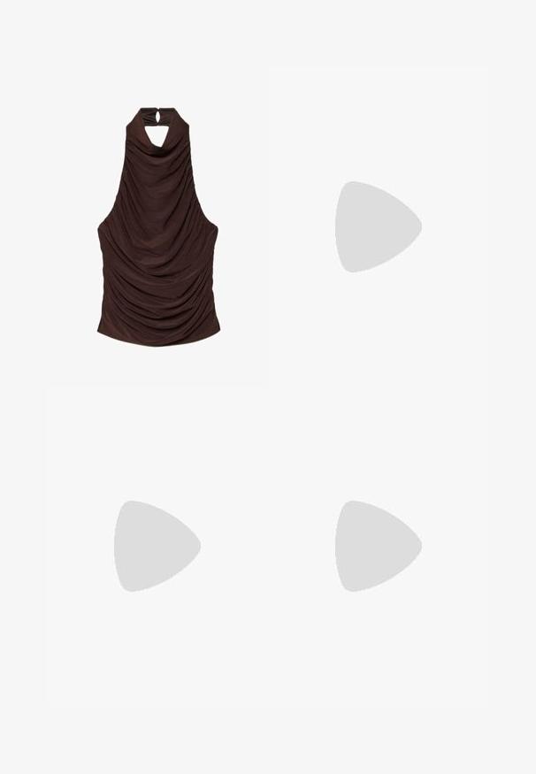 Haut sans manches marron foncé à col licou, avec un tissu drapé formant de doux plis et une petite ouverture en forme de keyhole fermée par un bouton au niveau du col.; Jupe plissée marron foncé avec large ceinture et cordon de serrage au centre devant, posée à plat sur fond blanc.; Mule en daim marron à bout ouvert, talon en bois incurvé de hauteur moyenne et design à enfiler sur fond blanc.; Sac à main tissé marron avec une forme courbée et une bandoulière unique noire sur fond gris clair uni.