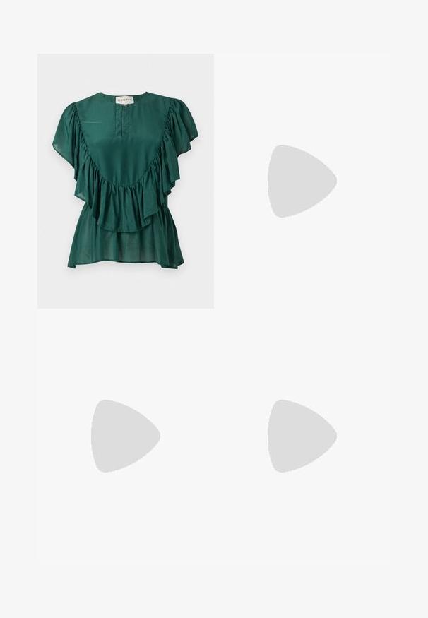 Blouse vert foncé à manches courtes avec des détails volantés le long de la poitrine et des manches, et une petite fermeture éclair à l'avant sous l'encolure.; Pantalon en cuir noir à jambes larges, avec une texture lisse et des détails de coutures. Ceinture et poches visibles.; Ballerines en cuir noir avec un bout rond, texture lisse, détails de couture minimalistes et design de semelle flexible.; Sac à main en cuir noir avec un design plissé, une sangle unique, un cadre métallique argenté et deux grandes fermoirs ronds en argent.