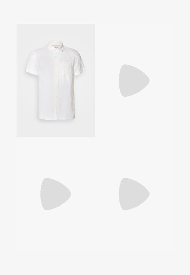 Scotch & Soda CORE SHIRT - Πουκάμισο - off white; Μπεζ σορτσάκια φτιαγμένα από ελαφρύ ύφασμα, με επίπεδο μπροστινό μέρος, πλαϊνές τσέπες και κλείσιμο με ένα μόνο κουμπί στη μέση.; Καφέ σουέτ παπούτσι μισοφέγγαρης με στρογγυλή μύτη, που διαθέτει πλεκτή σόλα από αγαρικό και μία μικρή διακοσμητική λωρίδα μπροστά.; Γυαλιά ηλίου χελώνας με καφετί φακούς βαθμιδωτής απόχρωσης, ορθογώνιο σχήμα, χοντροί σκελετοί και μια ασημένια λογότυπο λεπτομέρεια στο πλάι.