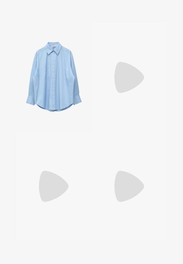 Chemise bleu clair à manches longues avec col pointu et poche poitrine gauche, présentée à plat sur un fond blanc.; Pantalon large gris foncé avec plis et taille à cordon de serrage à l'avant, posé à plat sur un fond clair.; Chaussure plate noire avec un bout pointu, fabriquée en tissu texturé, avec un accent à nœud et un petit talon rond. Sangle élastique au niveau de la cheville.; Sac à main en cuir noir de forme arrondie avec une anse supérieure circulaire enveloppée de couture en cuir assorti.