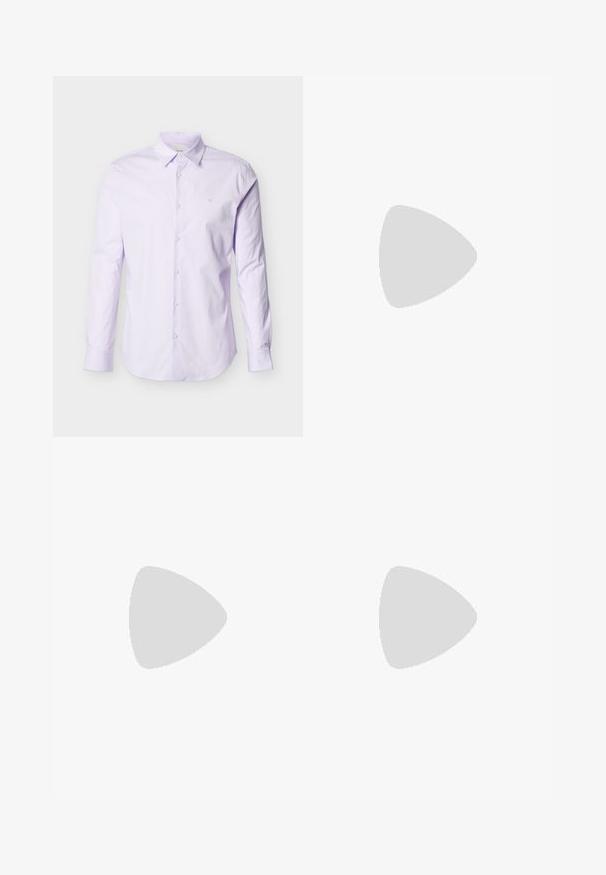 Chemise à manches longues de couleur violet clair en coton, avec un devant à boutons, un col pointu et un petit logo sur la poitrine.; Pantalons formels noirs pour hommes avec poches avant, passants pour ceinture, fermeture par bouton et coupe droite.; Chaussure habillée noire en cuir, à enfiler, avec un petit talon et un logo Calvin Klein discret sur le côté, présentée de profil sur un fond blanc.; Sac cabas noir avec doubles poignées, grande poche avant en cuir avec fermeture éclair et logo discret Calvin Klein au centre de la poche.