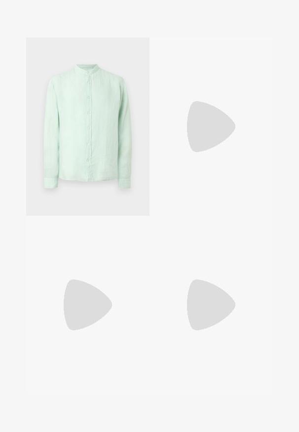 Chemise à manches longues vert clair avec col mandarin, en tissu légèrement texturé, présentée sur un fond uni.; Short en denim blanc avec bouton et fermeture éclair à l'avant, passants pour ceinture et design à cinq poches, présenté sur un fond uni.; Mocassin en cuir noir flottant au-dessus d'un tapis beige avec une table ronde brune brillante en arrière-plan.; Bracelet en métal argenté et doré avec un fermoir rectangulaire gravé du nom d'une marque sur fond blanc.