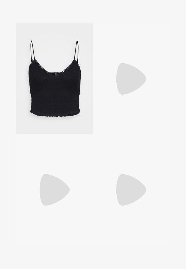 Sort crop-top med justerbare spaghetti-stropper, med tekstureret blonder og en bølget kant.; Lysegrå viddebukser med forreste læg, bæltestropper og en lynlåslukning foran.; Sort læderballetsko med rund tå, justerbar rem og spænde, samt elastisk hæl for en tætsiddende pasform.; Sort flettet håndtaske med et buet håndtag, der har en struktureret overflade og en afslappet form. Glat finish med en organisk silhuet.