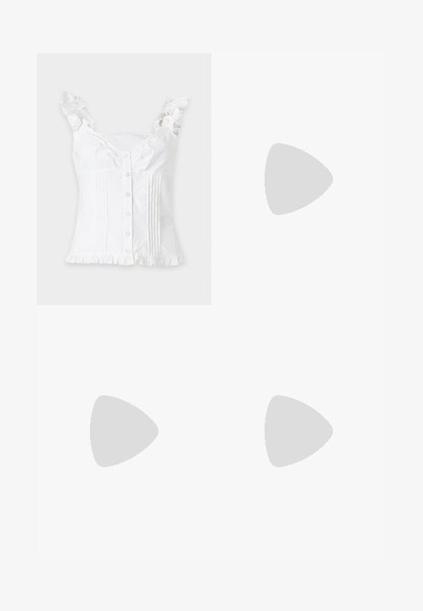 Blouse blanche sans manches avec bretelles et ourlet froncés, boutons à l'avant et plis verticaux cousus des deux côtés.; Jupe tricotée à rayures horizontales bleu marine et crème, bords festonnés et lien à cordon bleu marine à la taille.; Jambes portant des leggings côtelés foncés associés à des ballerines noires avec de petits détails en nœud sur fond blanc.; Sac à main en cuir blanc avec un design plissé, doté d'une bandoulière en chaîne dorée et d'une forme arrondie. Texture lisse avec des plis doux et sans motifs.