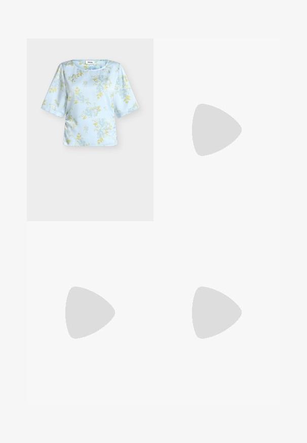 Blouse bleu clair à manches courtes, ornée d'un motif floral aux tons doux verts et bleus. Tissu lisse avec un col rond.; Mini-jupe trapèze texturée blanc cassé avec taille haute et coutures verticales subtiles pour la mise en forme.; Sandales plates noires avec des sangles fines et texturées, au design minimaliste. La semelle est lisse et la forme globale est élégante et discrète.; Sac à main en daim beige avec un rabat arrondi, une poignée supérieure, des éléments métalliques argentés et un logo embossé à l'avant, doté d'un design compact.