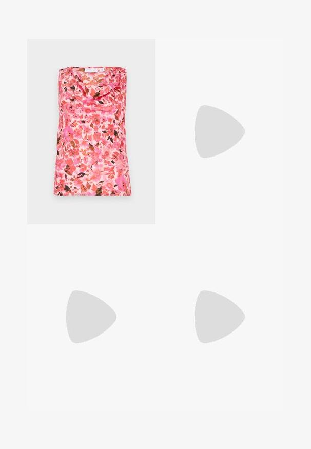 Top sans manches avec un col drapé, motif floral dans des teintes de rose, orange et marron, texture lisse, fabriqué en tissu léger.; Jeans en denim bleu clair avec une taille haute, un bouton et une fermeture éclair à l'avant, cinq poches et des jambes légèrement évasées.; Ballerines noires en cuir lisse, avec un bout rond, une petite sangle sur le dessus et un design minimaliste.; Petit sac à main noir brillant avec deux longues anses et des détails à cordon sur les côtés sur un fond clair uni.
