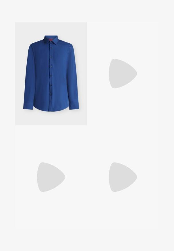 Chemise bleue à manches longues avec ouverture boutonnée à l'avant et col pointu, présentée sur fond blanc.; Pantalon noir en tissu lisse, avec coupe droite, fermeture à boutons sur le devant et poches latérales discrètes. Look simple et ajusté.; Mocassin penny en cuir noir avec talon bas, bout arrondi et détails cousus à l'avant et sur les côtés, présenté sur un fond neutre.; Ceinture en cuir noir enroulée avec une boucle noire mate rectangulaire et un logo embossé discret sur fond blanc.