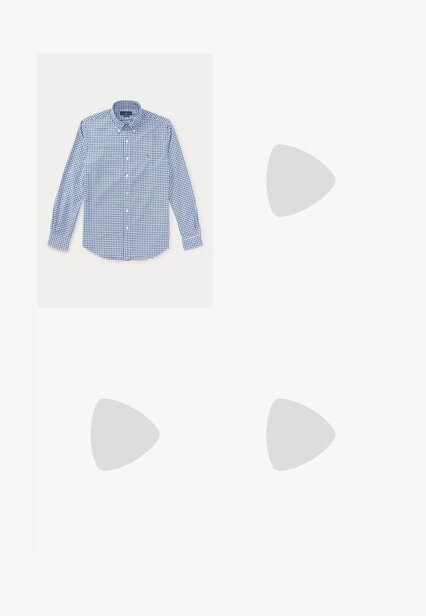 Blauw-wit geruit overhemd met lange mouwen, een kraag en een klein geborduurd logo op de linkerborst.; Donkerblauwe slim-fit jeans met vijf zakken, knoopsluiting en contrasterende stiksels, plat gelegd op een lichte achtergrond.; Zwarte sneakers met een bovenwerk van stof en suède, ronde neus, platte rubberen zool en geborduurd logo aan de zijkant. Vetersluiting met zes veterogen.; Zwarte leren riem met zilverkleurige rechthoekige gesp, opgerold op een witte achtergrond, met een subtiel geperst logo aan de punt.