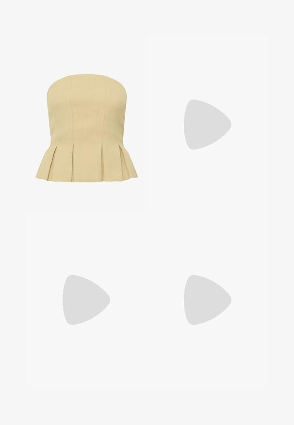 Haut péplum beige sans bretelles avec des coutures verticales et des plis à la taille créant une silhouette évasée.; Jupe en denim blanc avec un bouton à l'avant, couture visible et une silhouette crayon. Pas de poches visibles. Texture lisse.; Sandale à lanière en cuir beige avec le logo BOSS sur la semelle intérieure, flottant au-dessus d'une terrasse en lattes de bois avec du petit gravier entre les lattes.; Sac à bandoulière en cuir couleur crème avec fermeture à rabat, quincaillerie argentée, une bandoulière réglable et un logo discret.