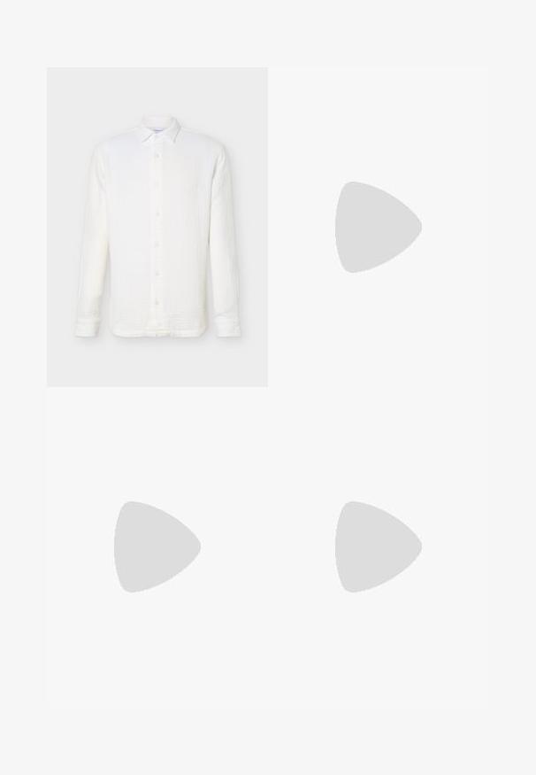 Chemise blanche à manches longues avec boutons et col classique, réalisée en tissu léger texturé, présentée sur un fond uni.; Shorts beige longueur genou avec taille à cordon et passants de ceinture, fabriqués en tissu léger et texturé.; Mocassin pour homme en daim marron clair avec détail en métal et couture mocassin, présenté en profil sur un fond blanc uni.; Sac cabas en daim marron foncé avec des poignées noires et une pochette rectangulaire zippée assortie fixée à l'avant.