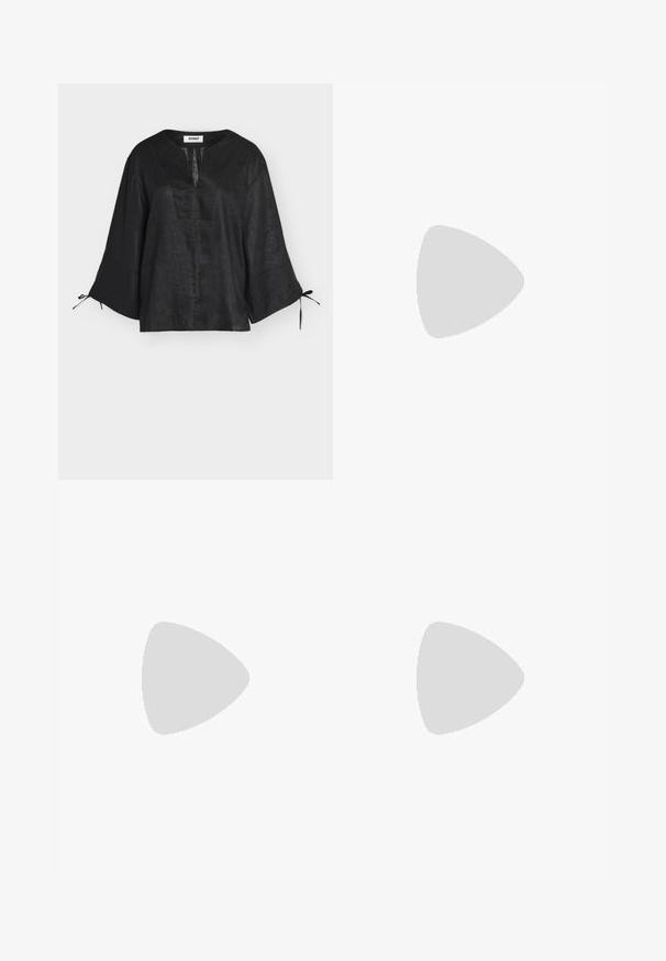 Blouse en lin noir avec manches larges trois-quarts, fente en V et liens aux poignets, présentée sur fond blanc.; Jean en denim bleu taille haute avec poches avant, passants de ceinture, fermeture par bouton et jambes larges évasées sur un fond uni clair.; Jambes portant des leggings côtelés foncés associés à des ballerines noires avec de petits détails en nœud sur fond blanc.; Petit sac à main noir brillant avec deux longues anses et des détails à cordon sur les côtés sur un fond clair uni.