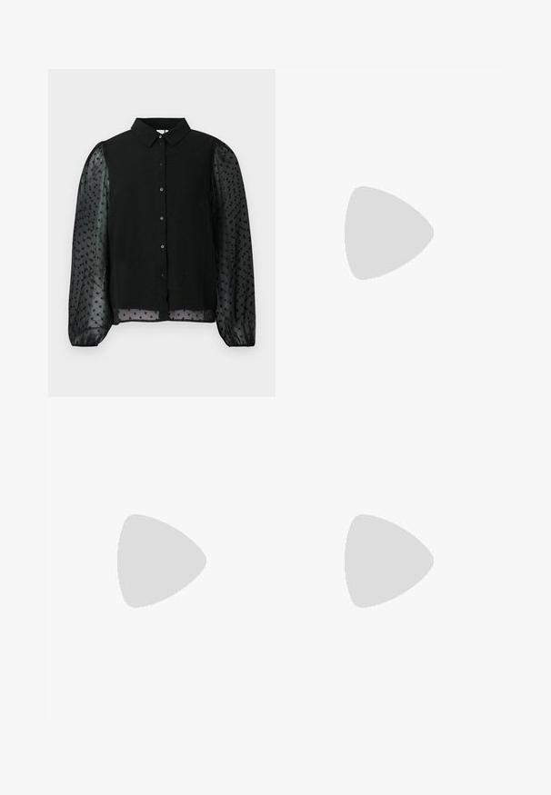 Schwarze Bluse mit einem einfarbigen Oberteil mit strukturierten Punkten und durchsichtigen Puffärmeln. Knopfverschluss vorne, runder Kragen und gesäumte Ärmel.; Weite Hosen aus dunkelolivgrünem Stoff mit einem taillierten Bund, der mit einer goldenen runden Schnalle versehen ist, und vorderen Falten für zusätzliche Details.; Schwarzer Leder Slingback High Heel Schuh mit spitzer Zehenpartie und schmalem Absatz auf einem weißen Hintergrund.; Kleine schwarze glänzende Handtasche mit zwei langen Griffen und seitlichen Kordelzug-Details vor einfachem hellem Hintergrund.