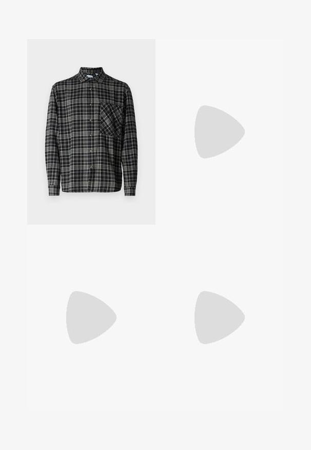 Only & Sons Lumberjack ONSARCHER Lumberjack - Chemise - black; Jean skinny bleu clair en denim, avec taille mi-haute, cinq poches et un léger dégradé sur les cuisses. Fermeture à bouton à la taille.; Mocassins en cuir noir avec une finition lisse, ornés d'une sangle décorative et de coutures contrastées, associés à un pantalon beige.; Sac fourre-tout en toile crème avec poche avant, deux poignées, bandoulière réglable et petit texte jaune "O.N.S" en bas à droite de la poche.