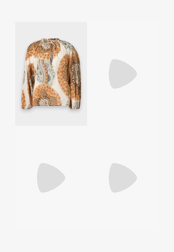 Blouse à manches longues avec encolure à cordon, présentant des motifs floraux et paisley orange, beige et gris sur un fond crème.; Pantalon droit à motif pied-de-poule beige et marron clair, avec passants pour ceinture et fermeture devant sur fond blanc.; Chaussure slingback en cuir verni marron, bout pointu, petit talon kitten, fine bride en T et fermeture à boucle à la cheville.; Petit sac à main en cuir rouge foncé avec texture froncée, poignée rectangulaire découpée pour la main et bandoulière détachable sur fond blanc.