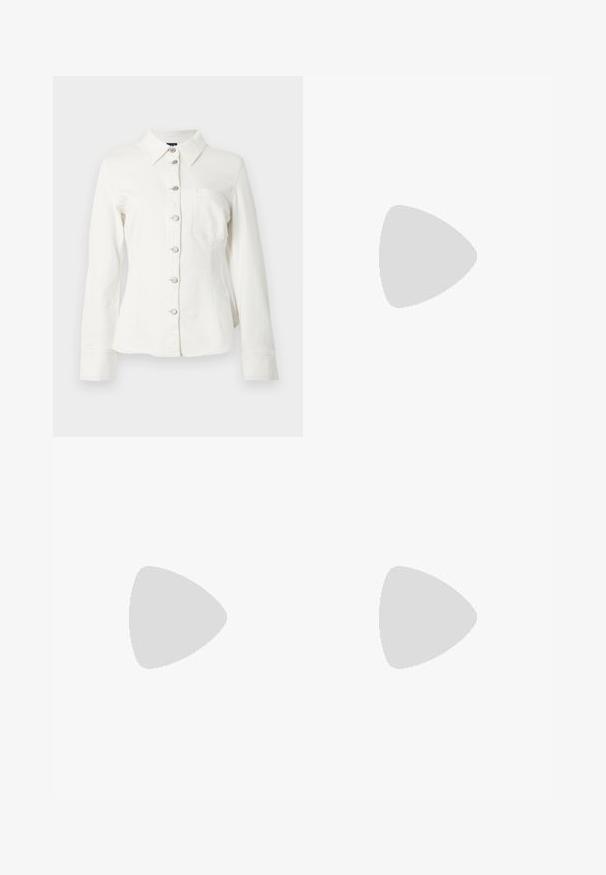 Chemise en denim blanc avec col, manches longues et fermeture à boutons sur le devant. Comprend une poche poitrine unique et des boutons argentés en guise d'accents.; Pull sans manches noir avec un col en V, fabriqué en matériau doux. Présente des détails côtelés au niveau du col et des emmanchures. Design simple et minimal.; Jean en denim bleu foncé avec une taille ajustée et des jambes évasées, doté de poches avant et de surpiqûres contrastées visibles.; Jambes portant des leggings côtelés foncés associés à des ballerines noires avec de petits détails en nœud sur fond blanc.