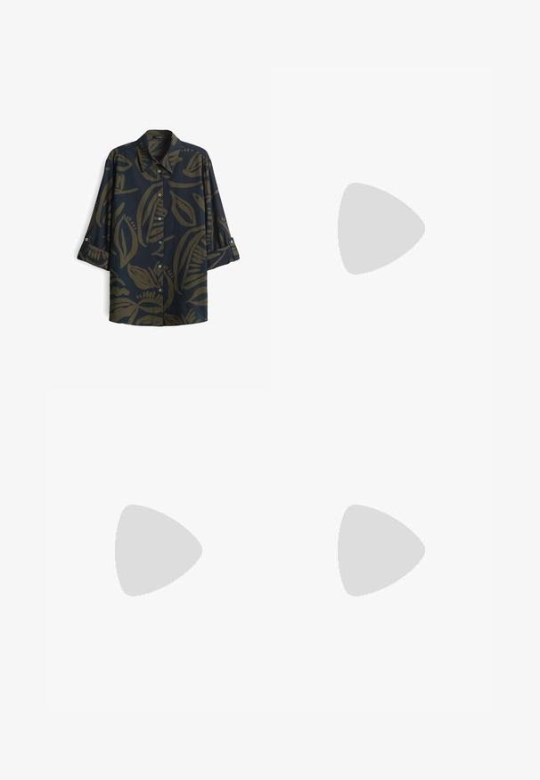 Donkerblauwe shirt met een bladpatroon in olijfgroen. Heeft een kraag, knopen en driekwart mouwen met manchetten. Gladde stofstructuur.; Wijde jeans van donkerblauwe denim. Heeft een hoge taille, knoopsluiting en klassiek vijf-vakken ontwerp met subtiele vervaging.; Bruine leren muil met open teen, blokhak en gekruiste bandjes, tegen een grijze vloer en een vage donkere achtergrond.; Bruine faux leren schoudertas met een gebogen vorm, minimale stiksels en een gouden hardware-accent. Voorzien van een bovenste ritsluiting en een verstelbare schouderband.
