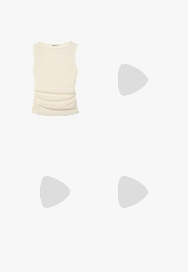 Haut sans manches en maille côtelée beige avec encolure ronde et léger froncement sur les côtés, présenté à plat sur fond blanc.; Pantalon blanc à jambes larges avec taille élastique et cordon de serrage, en tissu léger.; Sandale tong en caoutchouc noir avec semelle texturée et fines brides en Y sur un fond blanc uni.; Sac cabas en paille tressée avec large base, poignées tressées et couleur beige naturel sur fond blanc uni.