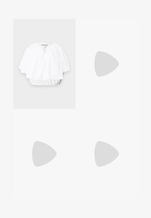 Blouse blanche ample à manches courtes, avec encolure froncée et ourlet élastiqué, dotée d'une petite fermeture à nouer sur le devant.; Pantalon beige à jambes larges avec taille élastique et fermeture par bouton, tissu lisse, détail de couture à l'avant, sur fond blanc.; Chaussure plate beige à bout pointu avec bride arrière, petit talon noir et finition en cuir lisse, vue de côté sur un fond uni.; Sac à bandoulière en cuir couleur crème avec fermeture à rabat, quincaillerie argentée, une bandoulière réglable et un logo discret.