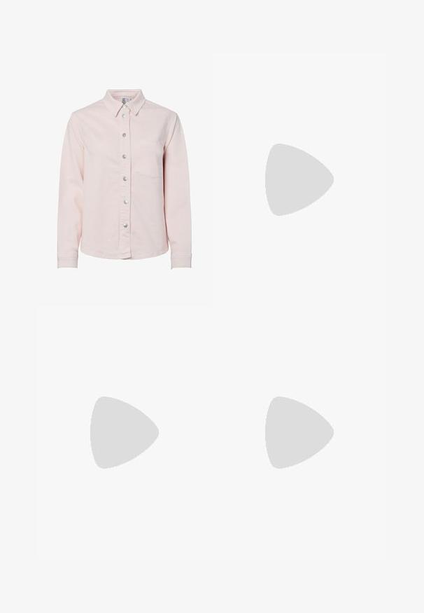 Chemise longue manches longues rose pâle avec col et poche poitrine unique, présentée sur un fond blanc.; Jean évasé vert olive en coton, avec taille haute, design à cinq poches, bouton en métal et détails de couture le long des coutures.; Sandale à talon haut à lanière cheville noire à pois avec un nœud sur le bout, positionnée à la verticale sur un sol en pavé gris près d'un mur carrelé.; Sac en cuir noir tissé avec une poignée arrondie et un corps en forme de croissant sur un fond uni.