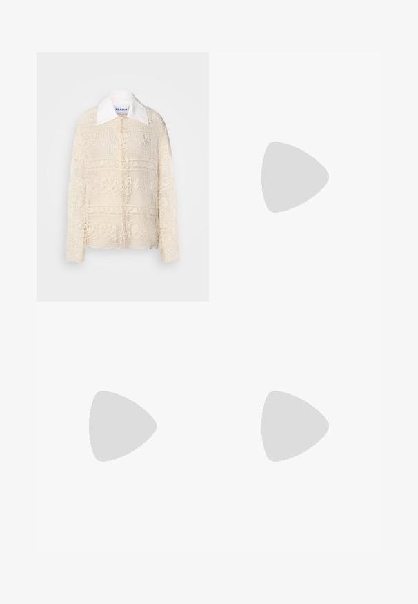 Blonde bluse med en struktureret hvid krave, der har indviklede blomster mønstre i cremefarvet stof, lange ærmer og en afslappet pasform.; Viddejeans lavet af mørkeblå denim. Har høj talje, knaplukning og klassisk fem-lomme design med subtile falme.; Brun ruskind Mary Jane-sko med en sort laklæder tåhætte, justerbar rem og en lav blokhæl. Glat tekstur med minimale detaljer.; Brun ruskind taske med en blød, slouchy form. Har læderhåndtag og et tag-accent. Enkelt tekstur med buede sømme.