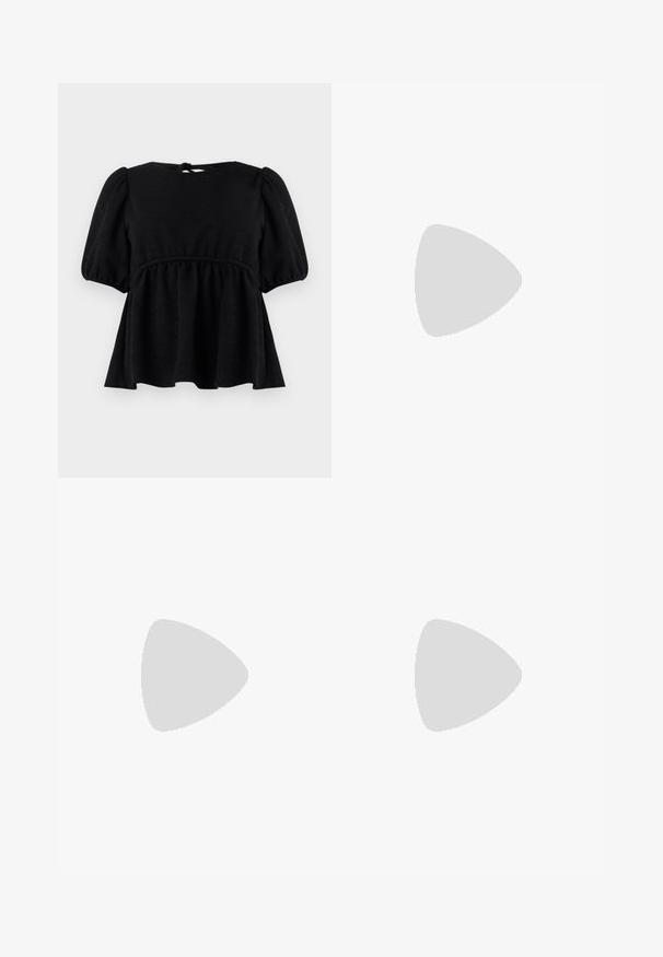 Schwarze Bluse mit kurzen Ärmeln, texturierter Oberfläche, Rundhalsausschnitt, elastischem Taillenbund und Rückenschnürung. Ausgestellte Silhouette.; Schwarz-weißer gestreifter Rock mit einem gerafften Design und elastischem Bund, gefertigt aus weichem Material. Verfügt über eine ausgestellte Form für mehr Weite.; Schwarzer flacher Ballettschuh mit doppelten Schnallenriemen, silbernen Ösen und einer kleinen Schleife nahe der abgerundeten Spitze auf weißem Hintergrund.; Kleine schwarze glänzende Handtasche mit zwei langen Griffen und seitlichen Kordelzug-Details vor einfachem hellem Hintergrund.