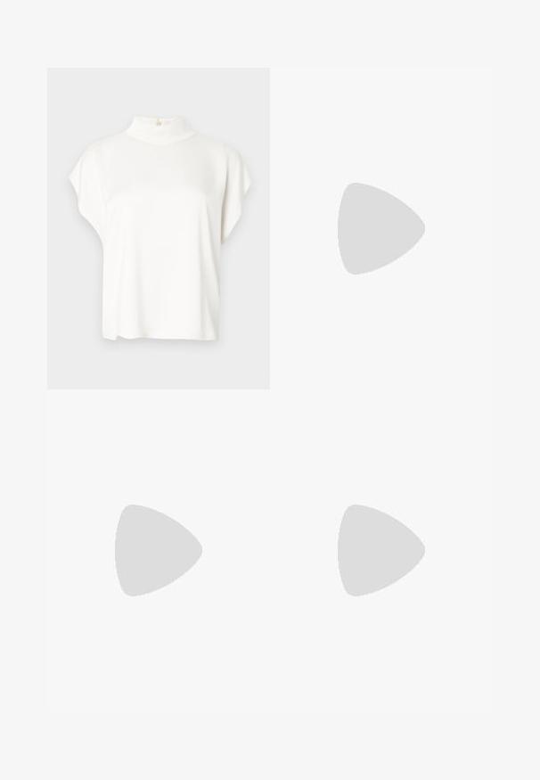 Haut blanc à manches courtes avec un col montant, fabriqué en tissu doux. Doté d'un détail de bouton à l'arrière du col. Silhouette simple et décontractée.; Pantalon noir à coupe ajustée, avec deux plis devant, une texture lisse et un design de jambe droite. Aucun matériel visible ni motifs.; Chaussure plate en cuir noire à bout pointu avec petit talon, vue de profil sur fond blanc.; Petit sac à main en cuir blanc avec deux longues anses, un pendentif logo argenté et une fermeture éclair de chaque côté, posé sur un fond blanc uni.